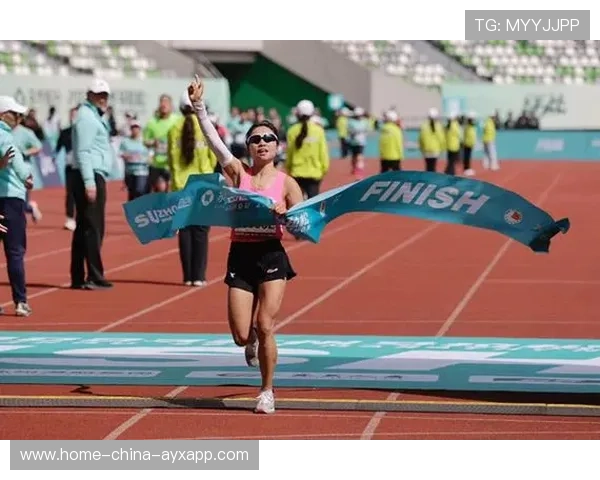 马拉松终点被狗乱入带跑,选手笑崩 马拉松终点被狗乱入带跑,选手笑崩