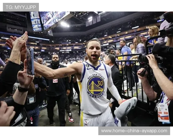 库里连续大号三分命中,勇士场面热度提升 库里连续大号三分命中,勇士场面热度提升