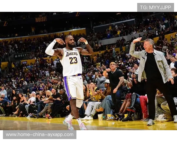 詹姆斯三分外线再中，湖人掌控全场